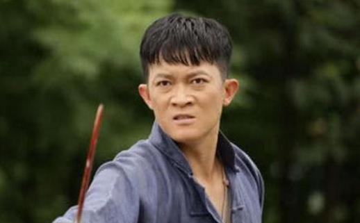 著名演员杨志刚现实的家,客厅还有钢琴,很注重孩子的培养