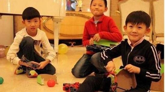 著名演员杨志刚现实的家,客厅还有钢琴,很注重孩子的培养