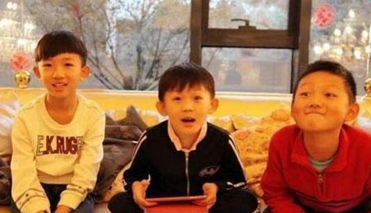 著名演员杨志刚现实的家,客厅还有钢琴,很注重孩子的培养